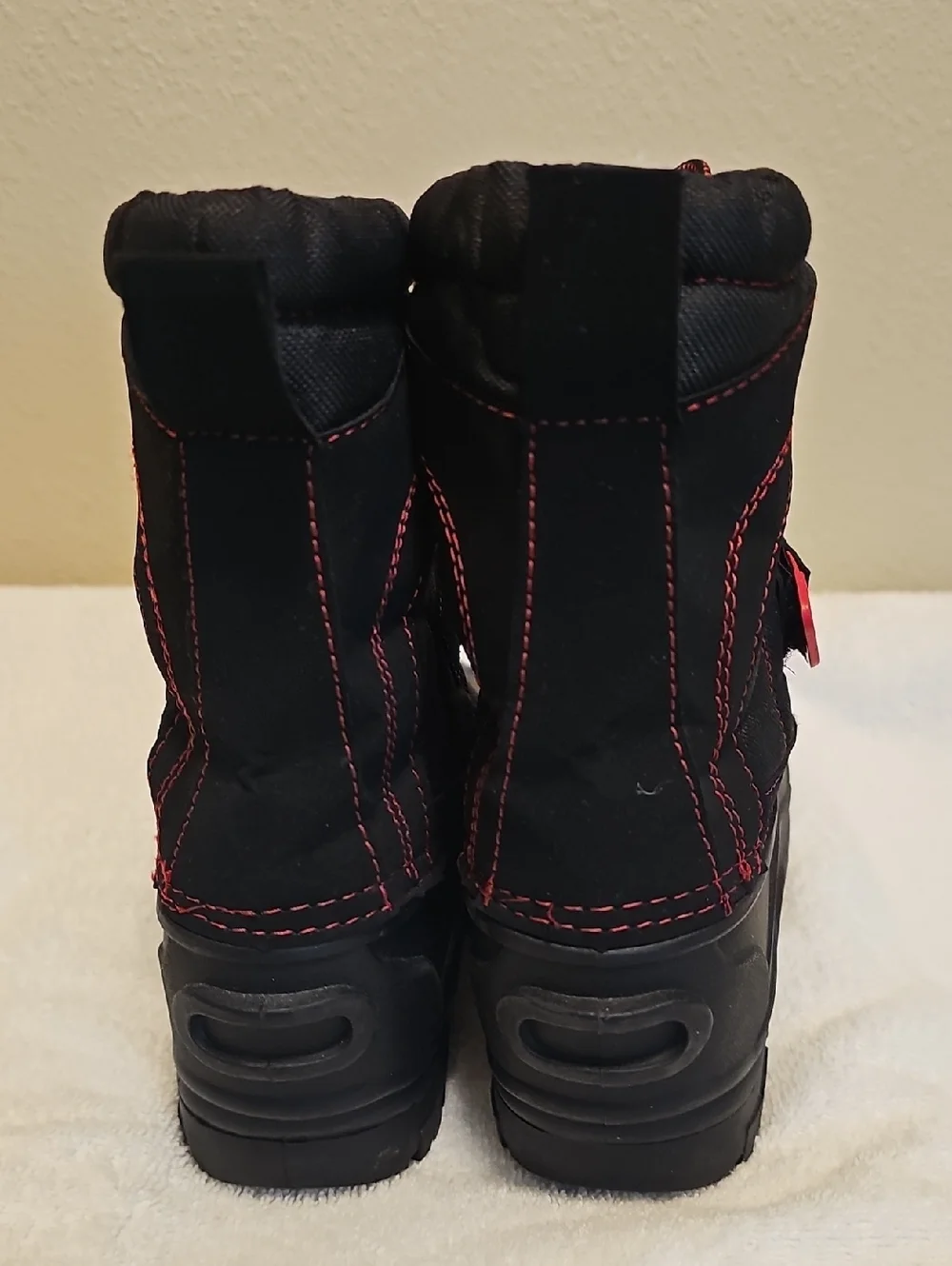 Khombu Black Snow Boots with Red Accents